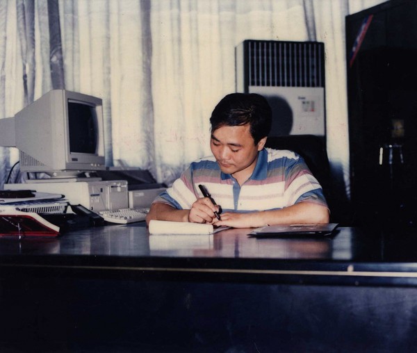 a 1998年李书福在台州路桥工作照.jpg
