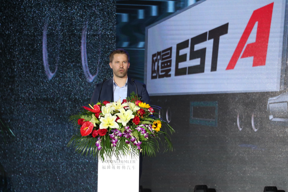 福田戴姆勒汽车电子电器工程师、高级经理Mr.Marco Steinmann讲解欧曼EST超级卡车