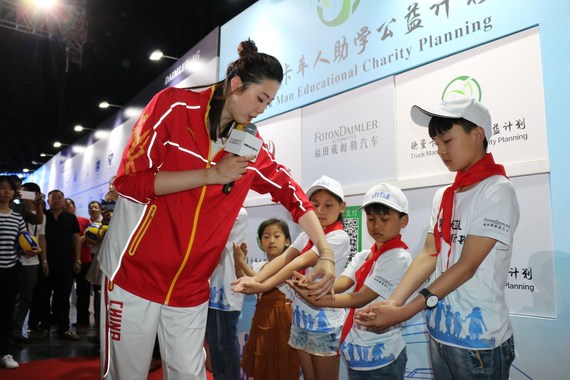 前女排冠军成员薛明教欧曼卡车人家庭子女练习排球