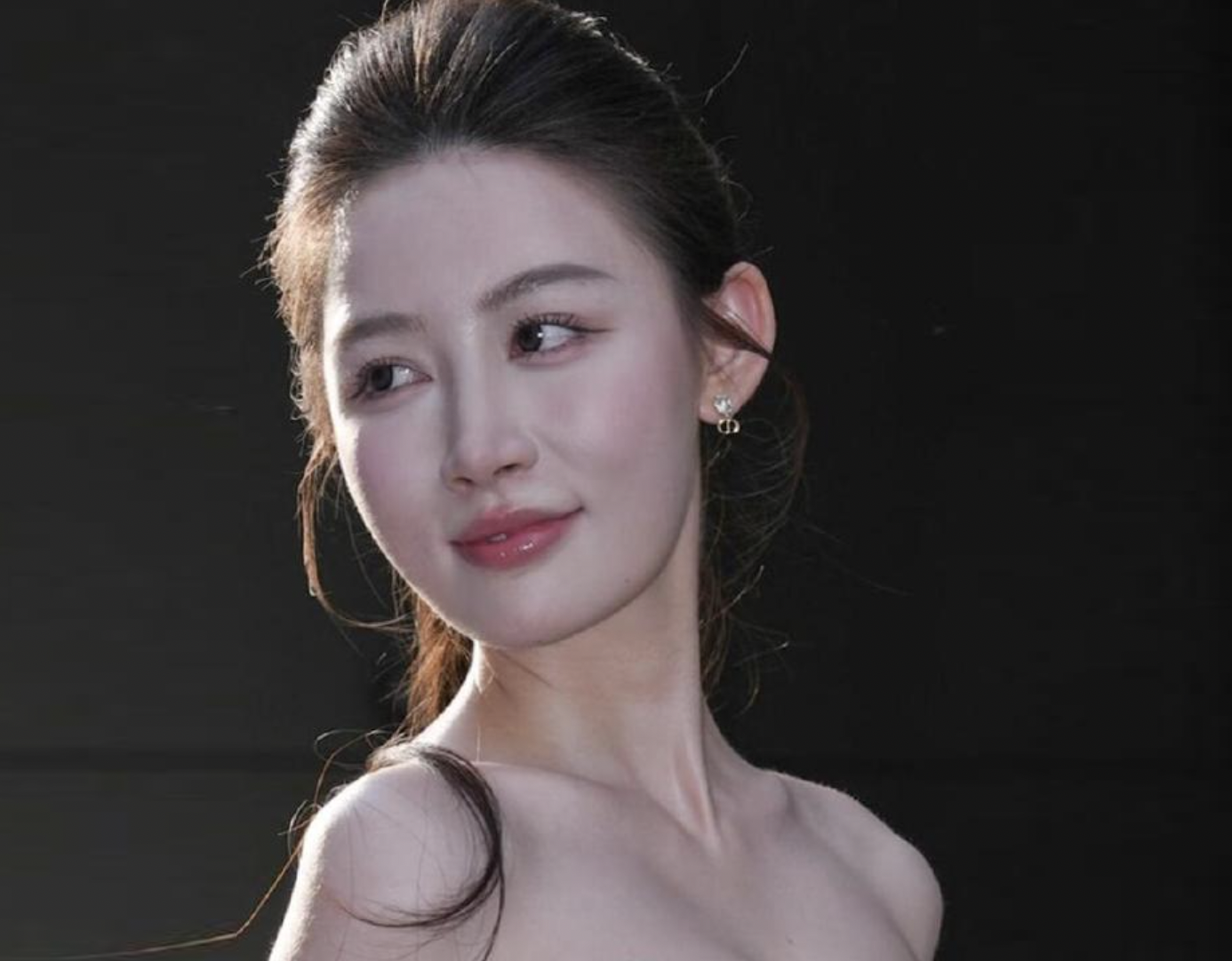 清纯车模敏敏太烧了 ​