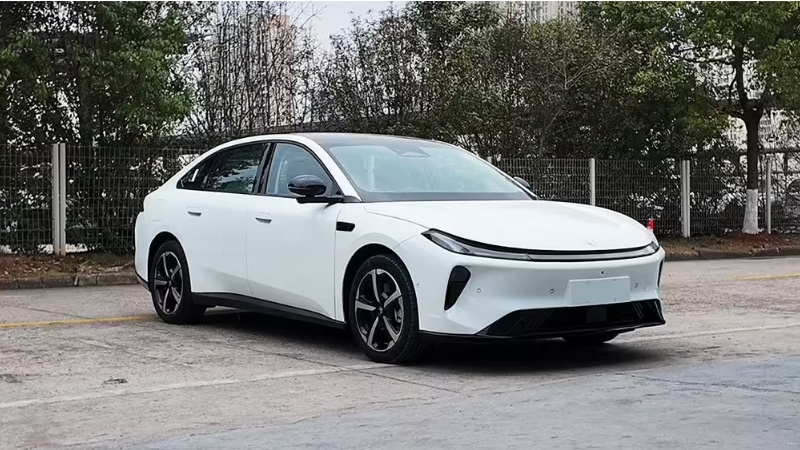 北汽极狐 S3 换电版 4.9 米长中大型轿车，最大功率 159kW