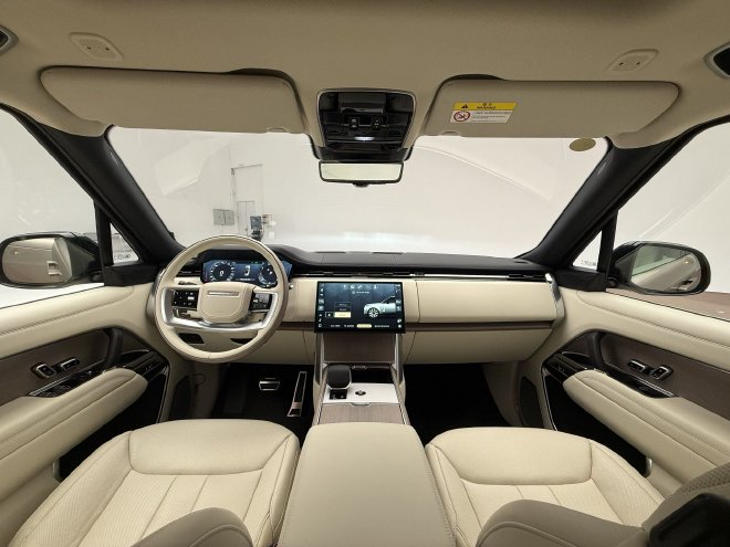 26款新车变化在哪里？实拍揽胜AB长轴版/路虎卫士90