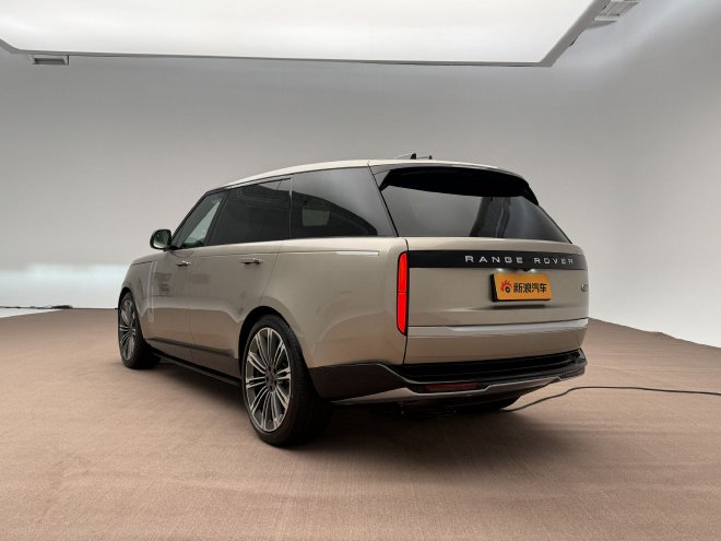 26款新车变化在哪里？实拍揽胜AB长轴版/路虎卫士90