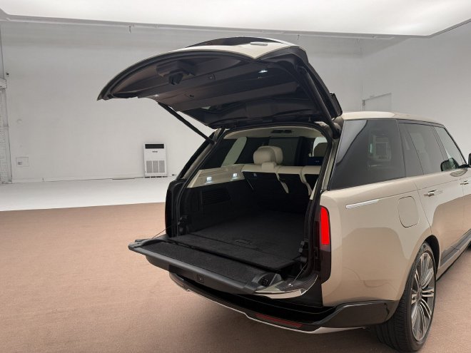 26款新车变化在哪里？实拍揽胜AB长轴版/路虎卫士90