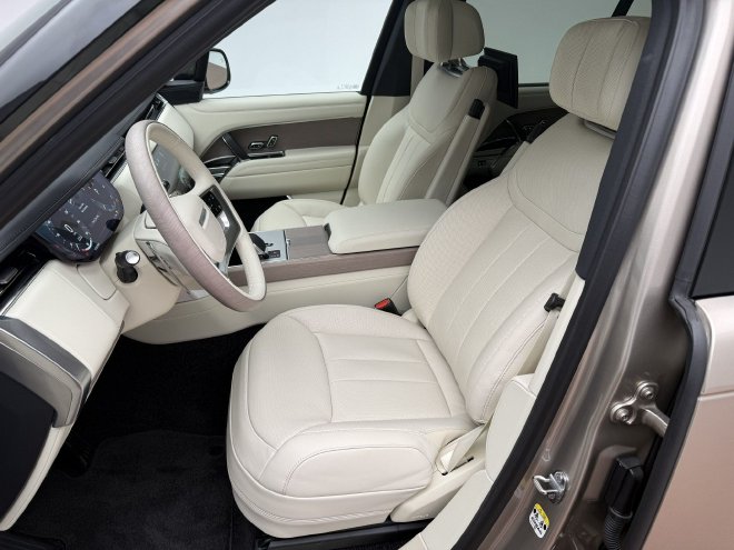 26款新车变化在哪里？实拍揽胜AB长轴版/路虎卫士90