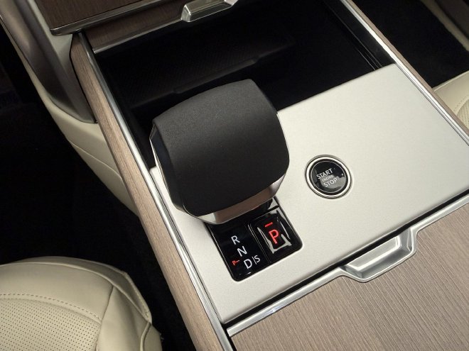 26款新车变化在哪里？实拍揽胜AB长轴版/路虎卫士90